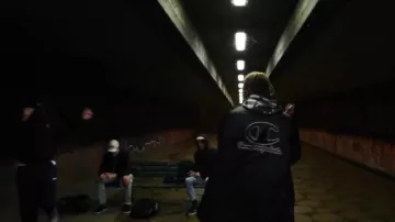 La chaqueta Black Champion de Youv Dee en su video musical Freestyle Nitro