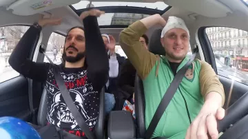 El suéter navideño de Dédo en el mejor juego de autos # 9 de mcfly & Carlito video feat. Yacine & Dédo