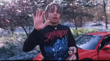 Le t-shirt Suf­fo­ca­tion Ef­figy Of The For­got­ten de Zola dans son clip Sharif