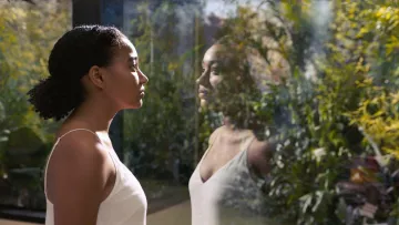 Simple white loose fitting nightdress worn by Maddy Whittier (Amandla Stenberg) as seen in Everything, Everything