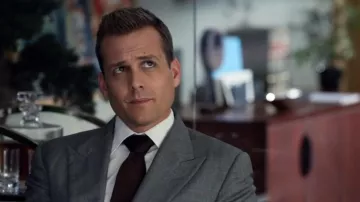 Le costume gris Tom Ford de Harvey Specter (Gabriel Macht) dans Suits S03E07
