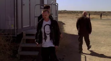 The white t-shirt Steve Aoki &#39;faceless man&#39; worn by Jesse Pinkman (Aaron Paul) in the clothing of the series Breaking Bad S04E07