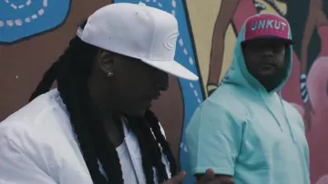 La casquette Unkut Sprint fushia dans le clip Timalerie de Saik