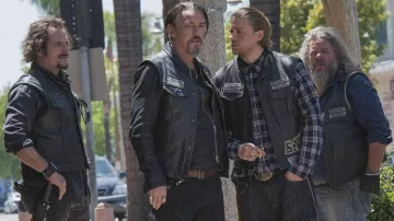La veste en cuir sans manche de Jax Teller (Charlie Hunnam) dans Sons Of Anarchy S07E01