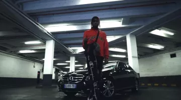 Pantalones de chándal Champion de Youv Dee en su clip de asesinato