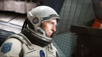 El parche de la Misión de Resistencia en el traje de Joseph Cooper (Matthew McConaughey) en Interstellar