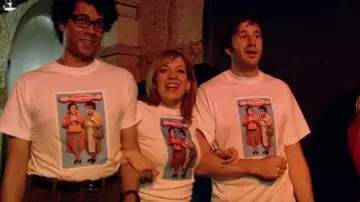 "Ladies Problems" Tee worn by Roy, Jen et Moss in The It Crowd S01E06