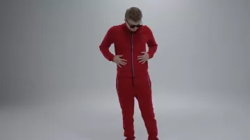 The tracksuit jacket red Le Coq Sportif of Vald in his clip out of tune