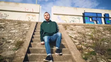 Le sweatshirt Adidas Originals de Squeezie dans sa vidéo Freestyle de l'autodérision