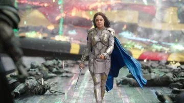 L'é­pée et la dague de Val­ky­rie (Tessa Thomp­son) dans Thor : Ra­gna­rok