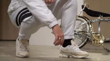 Sneakers Raf Simons Ozwego 3 white Tortoz in her video clip Rocksta
