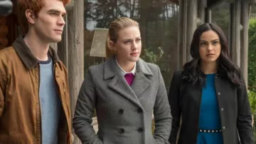 Le blouson marron de Archie Andrews (K. J. Apa) dans Riverdale S02E14
