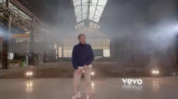 Le pantalon beige de Eddy de Pretto dans le clip Beaulieu Vevo