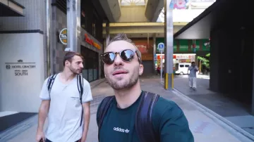 Le t-shirt vert Adidas de Squeezie sur une de ses vidéos YouTube