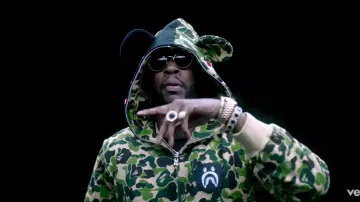 Le sweatshirt camouflage à oreilles A Bathing Ape porté par 2 Chainz dans son clip Watch Out