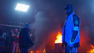 La veste en cuir Moschino de Maître Gims dans son clip Loup Garou