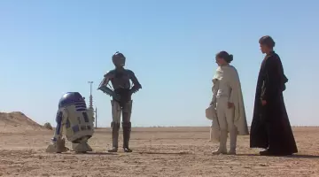 L'en­semble blanc avec cape de Padme Amidala (Na­tha­lie Port­man) dans Star Wars Epi­sode II