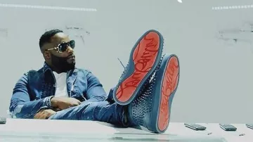 Sneakers Louboutin blue Gradur in her video clip Bigo