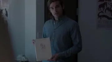 Le livre "The joy of sex" que tient Quentin Coldwater (Jason Ralph) dans The Magicians S01E10