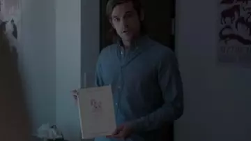 Le livre "The joy of sex" que tient Quentin Coldwater (Jason Ralph) dans The Magicians S01E10