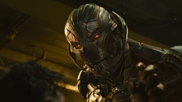 La armadura de Ultrón (James Spader) en Avengers: Age of Ultron
