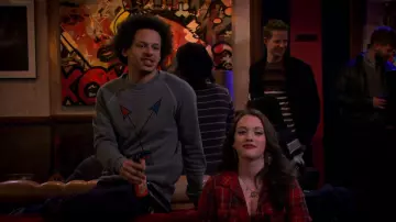 The pull of Deke (Eric André) in 2 Broke Girls S03E12