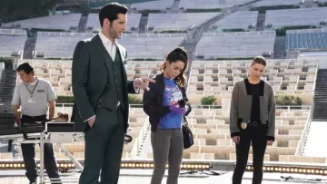 The t-shirt purple Abominable Slowflakes of Ella Lopez (Aimee Garcia) in Lucifer S03E17