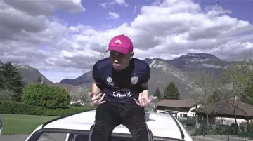 La casquette Rewind France de Mister V dans son clip Top Album