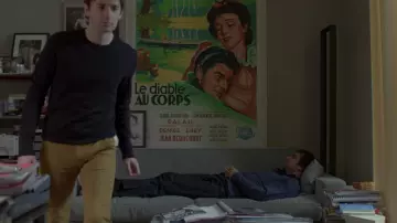 L'affiche du film Le diable au corps dans le bureau de Gabriel Sarda (Grégory Montel) dans Dix pour cent S01E02