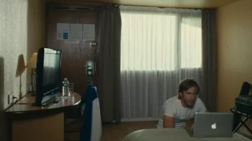 L'ordinateur Apple Macbook Pro de Grégory Van Huffel (Philippe Lacheau) dans le film Alibi.com