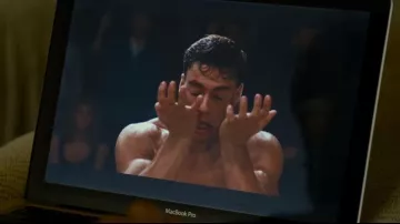Le film Bloodsport que regarde Grégory Van Huffel (Philippe Lacheau) dans Alibi.com