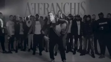 Le Bomber à col fourrure Urban Classics que porte Sofiane dans son clip Longue vie