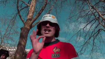 Le bob Game Boy de Lorenzo dans son clip Freestyle du sale