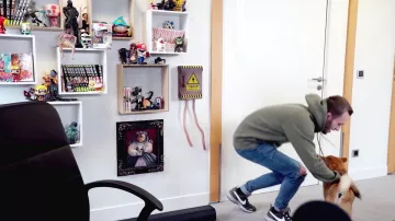 Les sneakers Nike Air Pe­ga­sus A/​T portées par Squeezie dans sa vidéo Les réptiliens nous dominent