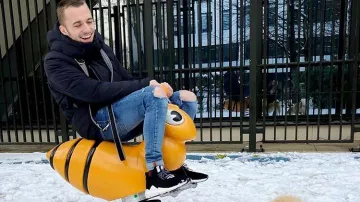 Les sneakers noires et blanches Y-3 de Squeezie sur sa chaîne Youtube