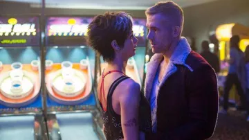 Chaqueta Sherpa a cuadros usada por Wade Wilson (Ryan Reynolds) como se ve en el vestuario de la película Deadpool