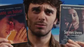 Le DVD du film Juste un baiser proposé par Ni­co­las Malle (Pio Mar­maï) dans le film Un heureux événement