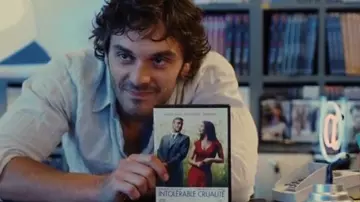 Le DVD du film Intolérable cruauté choisi par Ni­co­las Malle (Pio Mar­maï) dans le film Un heureux événement