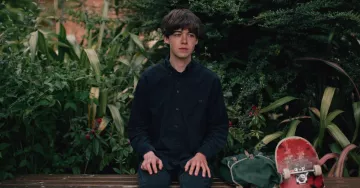 The black shirt of James (Alex Lawther) in The End Of The F***ing World S01E01