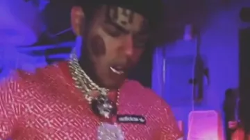 The red t-shirt, Adidas 6ix9ine in her video clip Gummo