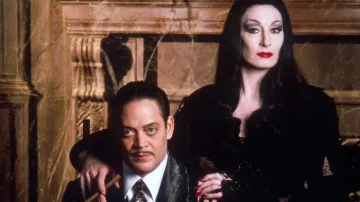 Découvrez la garde-robe de Morticia Addams (Anjelica Huston) dans La ...