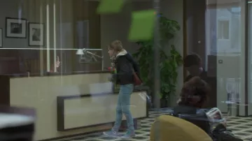 El par de Converse morados de Camille Valentini (Fanny Sidney) en Ten Percent S01E01