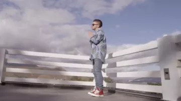 La pareja de rojos Converse Chuck Taylor All Star de Hamza en su video musical The Sauce