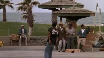 The t-shirt Stussy of a skater at the beginning of The white do not know how to jump