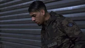 Chaqueta de camuflaje Napapijri de YL en una entrevista de RAP R&B para su álbum Confidence