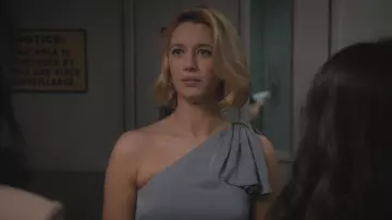 Le haut one-shoulder de Petra Solano (Yael Grobglas) dans Jane The Virgin S04E11