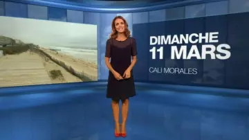 El vestido azul marino adornado con un forro de vela fluida de Cali Morales en La météo M6 del 11/03/2018