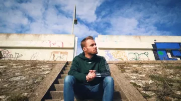 Le hoodie Adidas x Alexander Wang de Squeezie dans la vidéo  Freestyle de l'autodérision de sa chaine YouTube