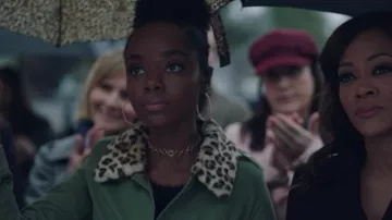 Chaqueta de cuello leopardo desmontable de Josie (Ashleigh Murray) en Riverdale S02E15