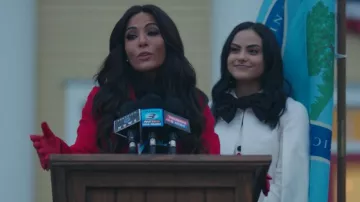 La cape blanche Ted Baker de Veronica Lodge (Camilla Mendes) dans Riverdale S02E15